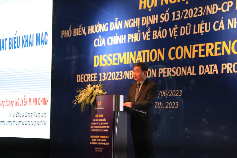 Trung tướng Nguyễn Minh Chính, Cục trưởng An ninh mạng và phòng, chống tội phạm sử dụng công nghệ cao, Bộ Công an phát biểu khai mạc hội nghị. (Ảnh: Sơn Bách)
