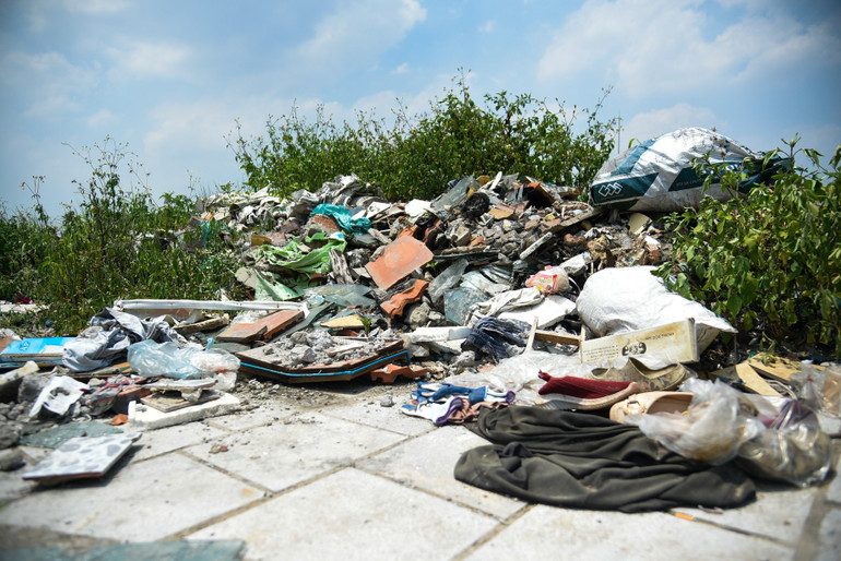 Chất thải rắn sinh hoạt được vứt tràn lan tại Hà Nội. (Ảnh: Sơn Bách) Chất thải rắn sinh hoạt được vứt tràn lan tại Hà Nội. (Ảnh: Sơn Bách)