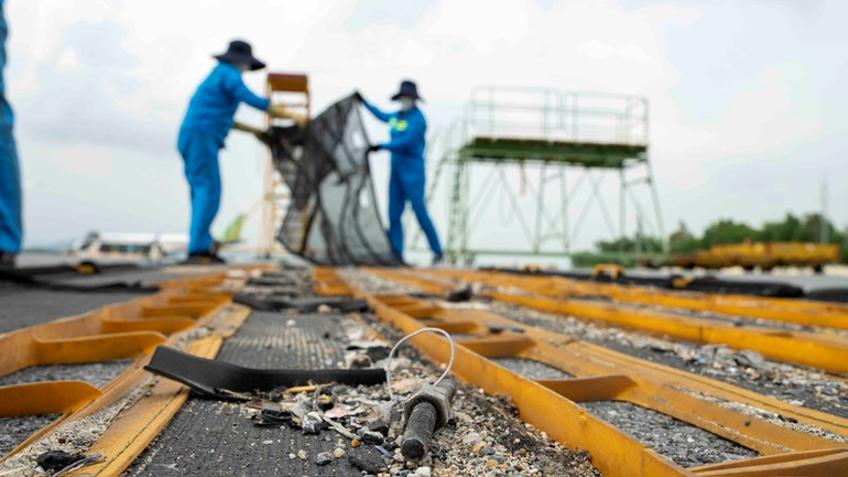 Nhân viên đội Môi trường khu bay thuộc Cảng Hàng không quốc tế Nội Bài thu lượm FOD.