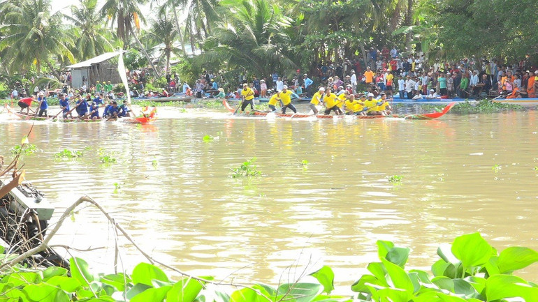 Các đội đua ghe ngo tranh tài.
