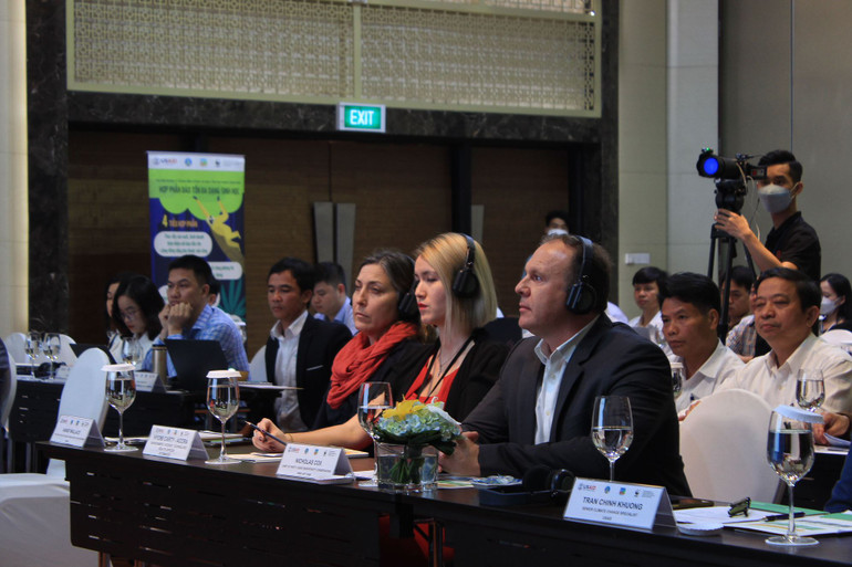 Các đại biểu tham dự buổi lễ.