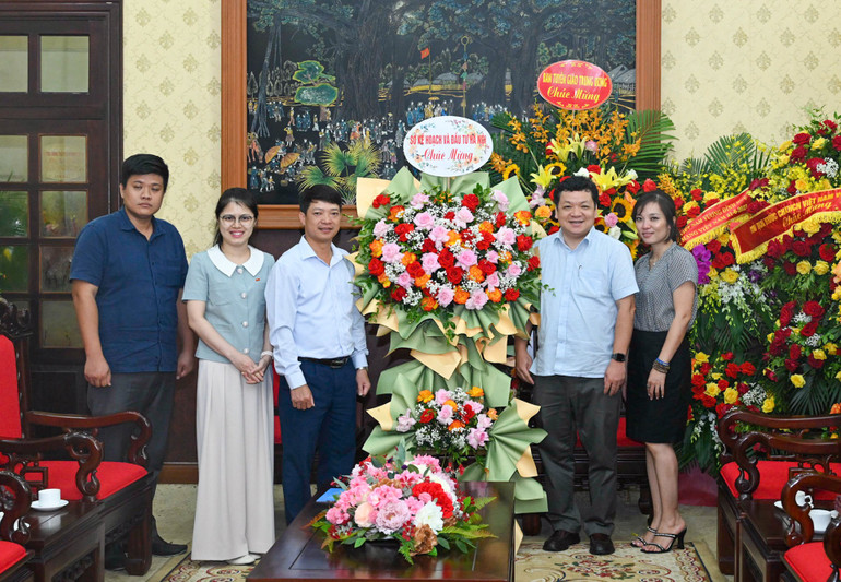 Đoàn đại biểu Sở Kế hoạch và Đầu tư Hà Nội chúc mừng Báo Nhân Dân. (Ảnh: DUY LINH)