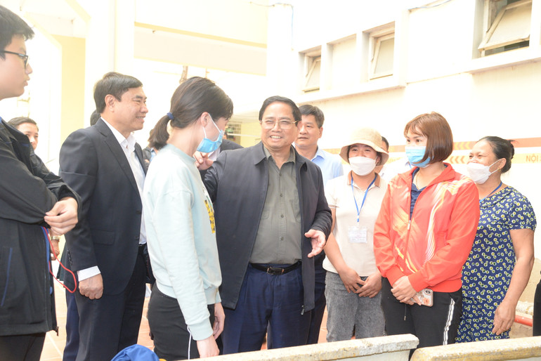 Thủ tướng Phạm Minh Chính gặp gỡ, thăm hỏi thân nhân người bệnh đang điều trị tại Bệnh viện Đa khoa tỉnh Điện Biên; tìm hiểu vấn đề bảo đảm thuốc cho bệnh nhân đang điều trị.