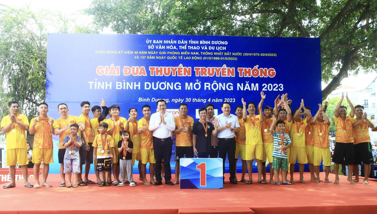 Ban tổ chức trao thưởng cho đội Thạnh Phước (thành phố Tân Uyên) đoạt hạng Nhất nội dung 3000m.