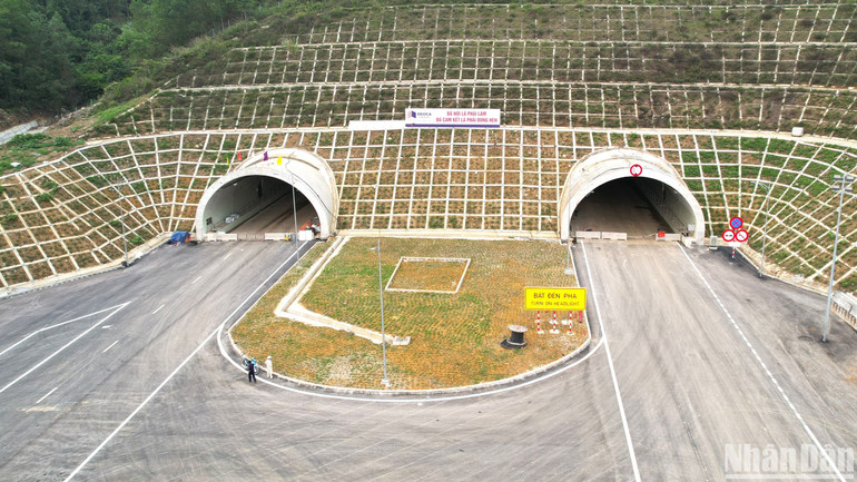 Hầm Thung Thi thuộc dự án cao tốc Mai Sơn-Quốc lộ 45 trước giờ khánh thành.
