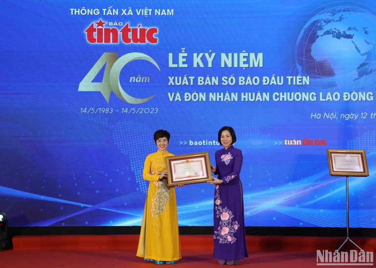 Đồng chí Vũ Việt Trang, Bí thư Đảng ủy, Tổng Giám đốc, Chủ tịch Liên chi hội Nhà báo TTXVN, thừa ủy quyền của Thủ tướng Chính phủ đã trao Bằng khen của Thủ tướng Chính phủ cho đồng chí Ninh Hồng Nga, Tổng Biên tập Báo Tin tức.