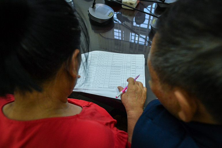 Các nạn nhân vụ cháy chung cư mini rà soát tên mình trong danh sách hỗ trợ.