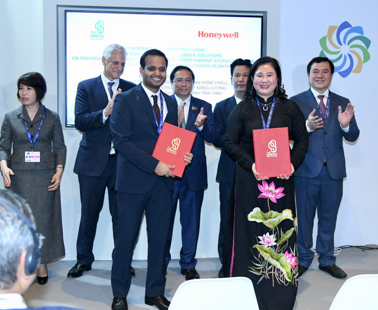 Thủ tướng Phạm Minh Chính chứng kiến lễ trao văn kiện hợp tác quốc tế.