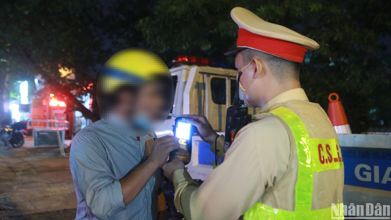 Cảnh sát giao thông tiến hành đo nồng độ cồn tại Hà Nội.