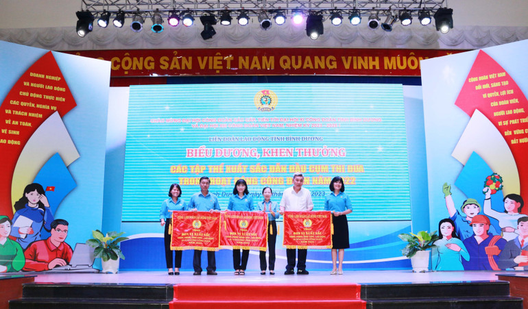 Đại diện Tổng Liên đoàn Lao động Việt Nam trao tặng Cờ thi đua cho các tập thể.