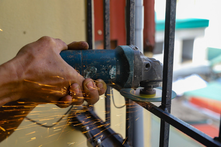 Cắt mở “chuồng cọp” tại một khu nhà trọ tại đường Tân Triều. Cắt mở “chuồng cọp” tại một khu nhà trọ tại đường Tân Triều.