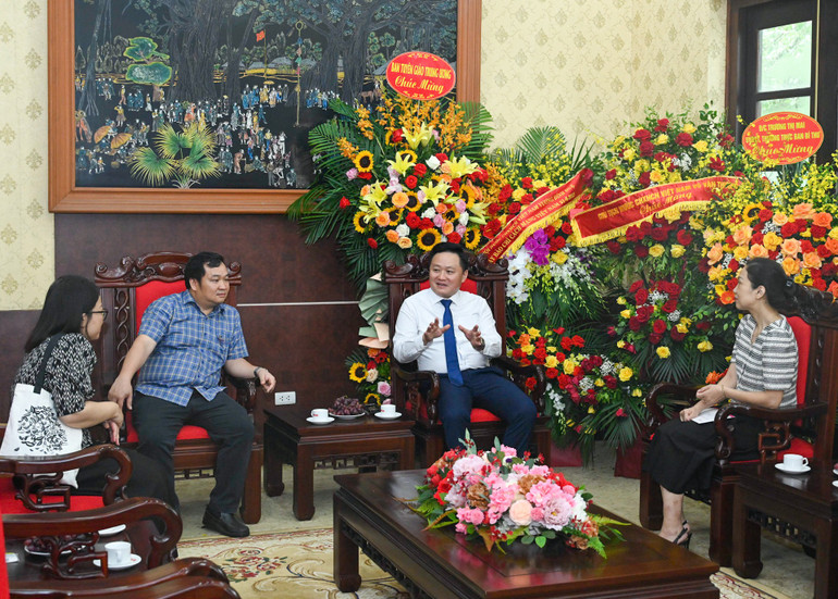 Đoàn đại biểu Bệnh viện E chúc mừng Báo Nhân Dân. (Ảnh: DUY LINH)