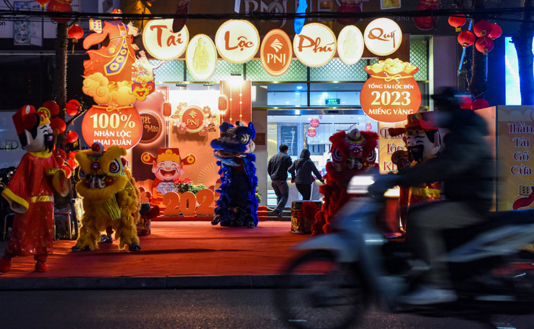 Trái ngược với cảnh đông đúc tại Bảo Tín Minh Châu, cơ sở của Công ty TNHH Vàng bạc đá quý Phú Nhuận (PNJ) trên đường Cầu Giấy khá vắng khách trong ngày vía Thần Tài. (Ảnh: Thành Đạt)