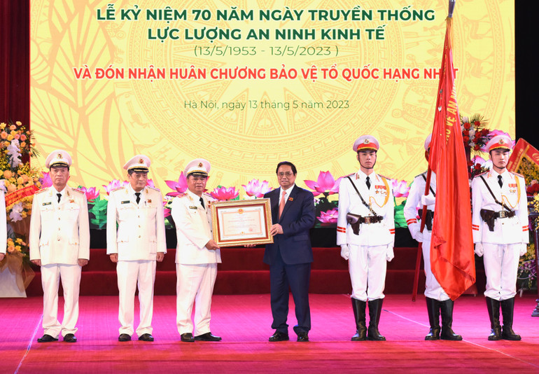 Thay mặt lãnh đạo Đảng, Nhà nước, Thủ tướng Phạm Minh Chính trao Huân chương Bảo vệ Tổ quốc hạng Nhất tặng Cục An ninh kinh tế - Bộ Công an.