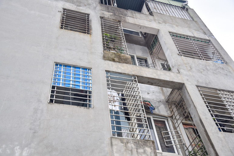 Vị trí cửa thoát hiểm phụ tại một căn hộ tại chung cư mini tại Khương Hạ. Tuy nhiên, có thể thấy vị trí này khá bất tiện và không có cầu thang thoát hiểm.