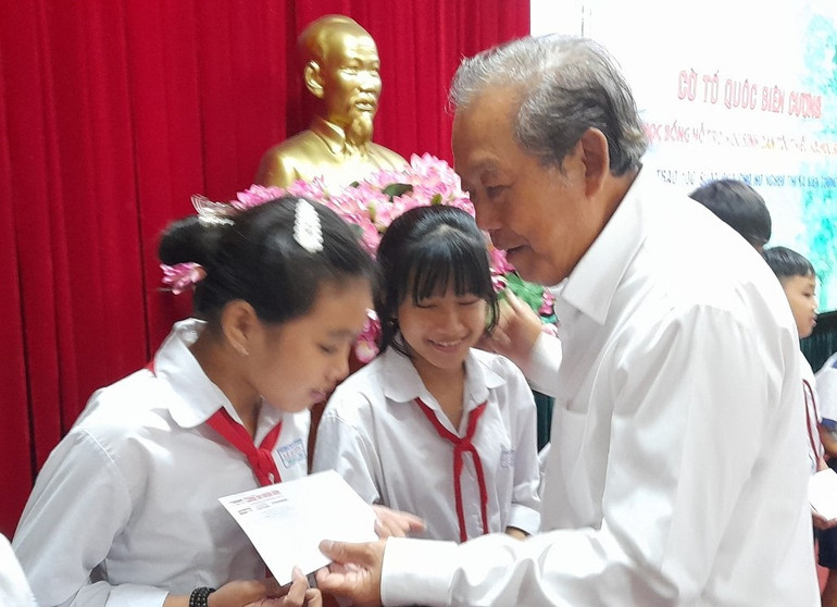 Nguyên Phó Thủ tướng Thường trực Chính phủ Trương Hòa Bình trao học bổng cho học sinh dân tộc thiểu số, học sinh nghèo khu vực biên giới tỉnh Long An.