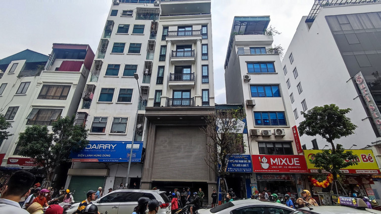 Mặt trước công trình 6 tầng 1 tum bị cháy trên đường Vũ Trọng Phụng.