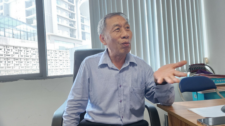 PGS. TS Lưu Đức Hải chỉ ra các dấu hiệu nhận biết sạt lở.