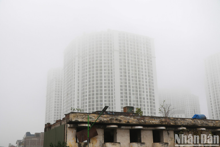Thời tiết nồm, ẩm kéo dài khiến cho tình trạng sương mù, ô nhiễm không khí xuất hiện.