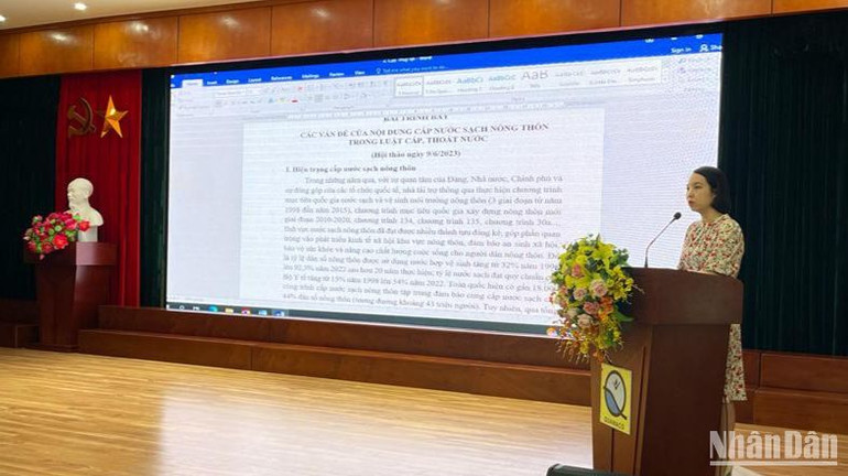 Bà Nguyễn Bích Nguyệt (Vụ Thủy lợi) cho rằng cần có chương quy định riêng về nội dung cấp nước sạch nông thôn trong Luật Cấp, thoát nước để bảo đảm thực hiện việc phát triển cấp nước sạch nông thôn bền vững, thích ứng với biến đổi khí hậu trong giai đoạn tới.