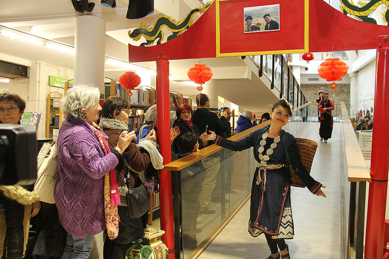 Giới thiệu trang phục của các dân tộc thiểu số ở Việt Nam.