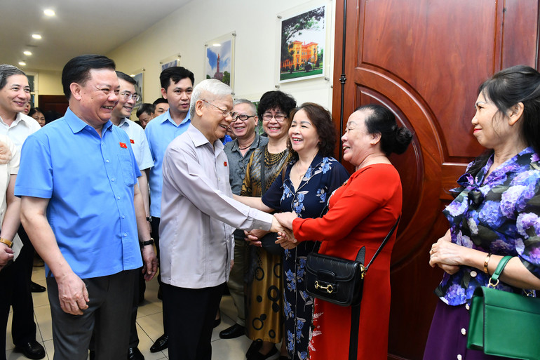 Tổng Bí thư Nguyễn Phú Trọng với đại biểu và cử tri các quận Ba Đình, Đống Đa và Hai Bà Trưng (Thành phố Hà Nội). (Ảnh: ĐĂNG KHOA)