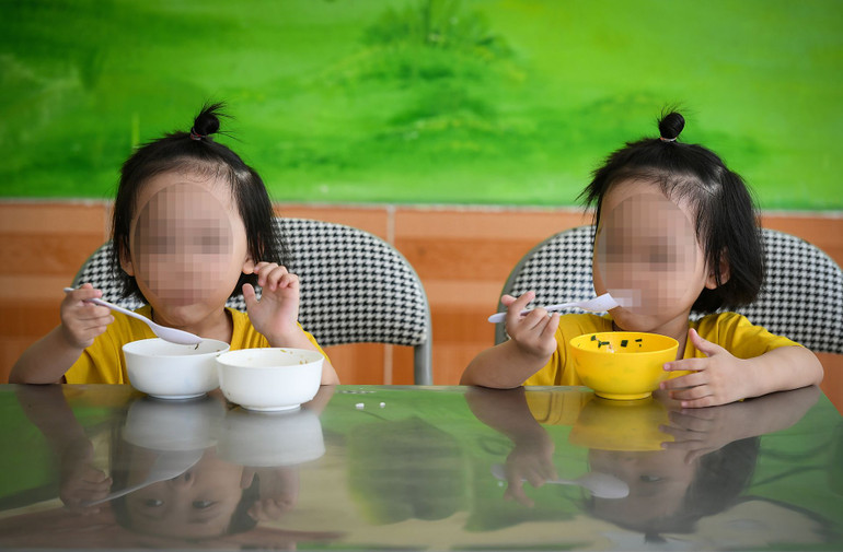 Hai chị em sinh đôi Minh Anh và Minh Ánh giờ đã thực sự coi trung tâm là ngôi nhà thứ hai của mình. Ở đó, các em có sự yêu thương của các mẹ, các anh chị lớn hơn. (Ảnh: Thành Đạt)