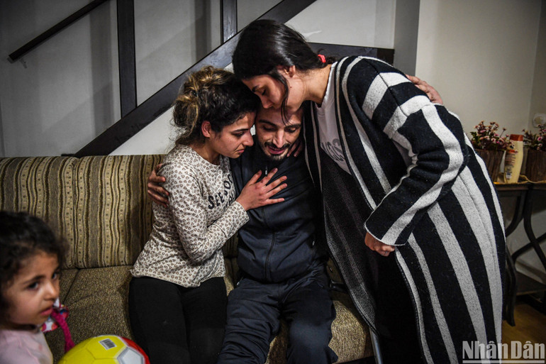 Baran (ở giữa) cùng gia đình hiện đang phải ở tại Istanbul do căn nhà của anh tại Adiyaman đã bị phá hủy bởi động đất.