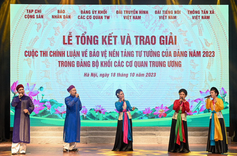 Tiết mục văn nghệ mở màn lễ tổng kết và trao giải Cuộc thi chính luận về bảo vệ nền tảng tư tưởng của đảng năm 2023 trong Đảng bộ Khối các cơ quan Trung ương. (Ảnh: DUY LINH)