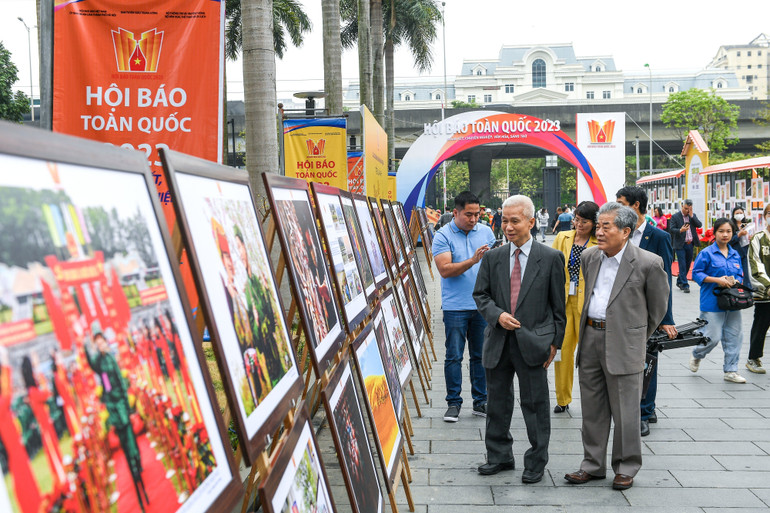 Các đại biểu và công chúng tham quan triển lãm.