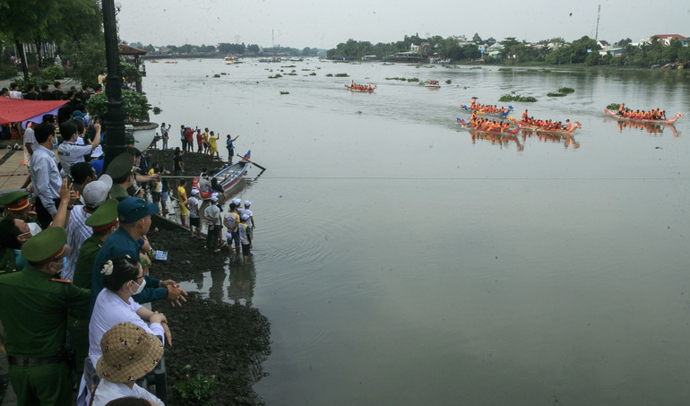 Đông đảo người dân trong và ngoài tỉnh đến xem đua thuyền.
