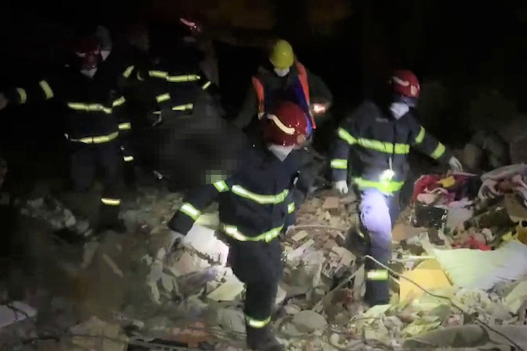 Lực lượng cứu nạn đưa thi thể ra bên ngoài (Ảnh: Cục Cảnh sát phòng cháy, chữa cháy và cứu nạn, cứu hộ)