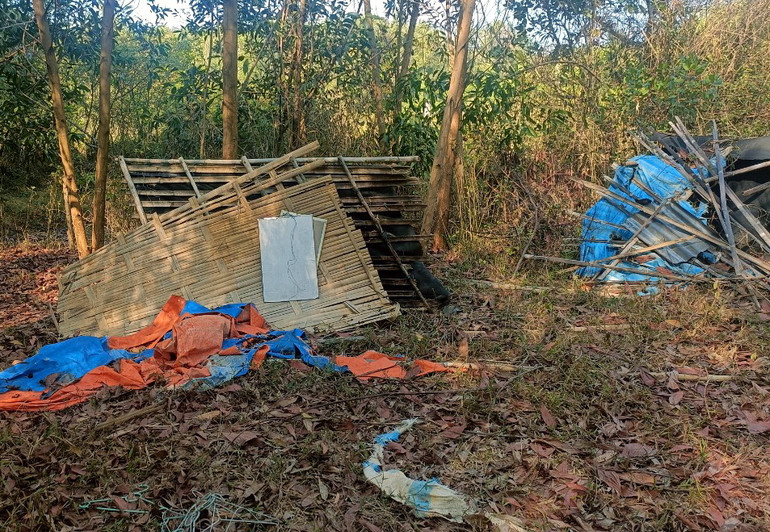 Căn chòi bị voi rừng phá tan hoang. Căn chòi bị voi rừng phá tan hoang.