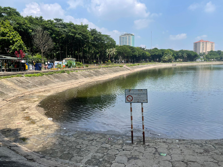 Góc hồ Linh Đàm nơi xảy ra hiện tượng dầu thải nổi trên mặt nước. Góc hồ Linh Đàm nơi xảy ra hiện tượng dầu thải nổi trên mặt nước.