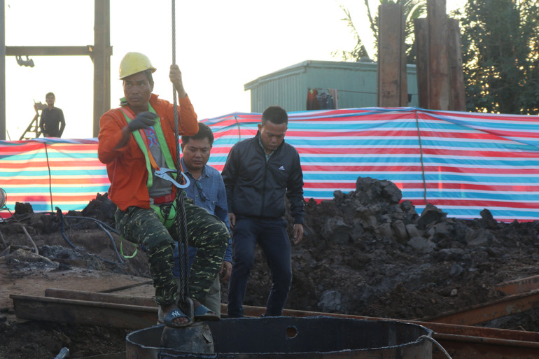 Lực lượng chức năng làm nhiệm vụ vào lúc 9 giờ 30 phút sáng 3/1 trong tinh thần khẩn trương.