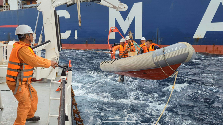 Lực lượng chức năng tổ chức tìm kiếm, cứu nạn trên biển