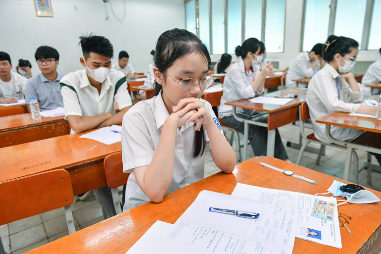 Hoàn thiện thủ tục cuối trước khi bước vào môn thi Ngữ Văn. (Ảnh: Thành Đạt)