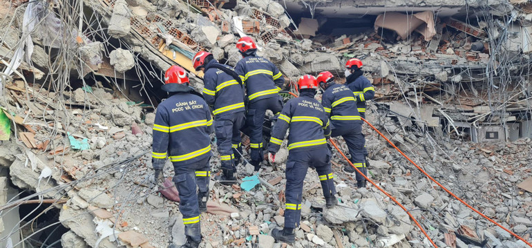 Các chiến sĩ Việt Nam nỗ lực tìm kiếm trong các đống đổ nát tại Thổ Nhĩ Kỳ.