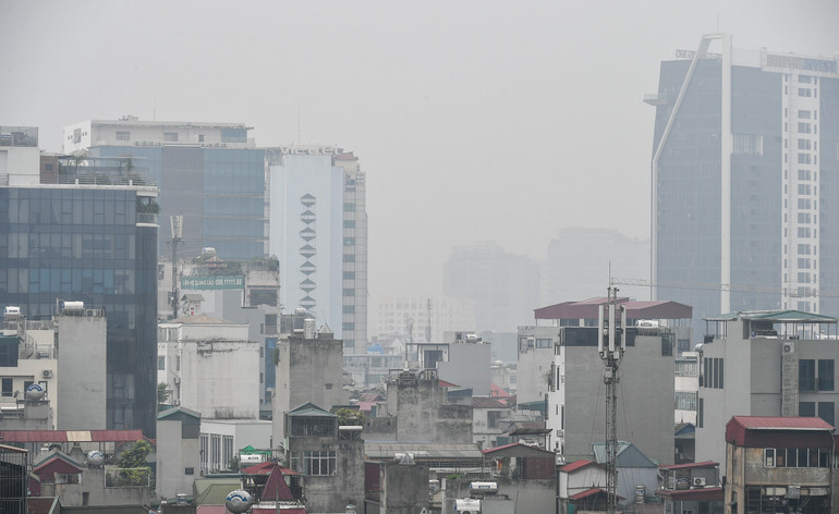 Vào thời điểm sau 9 giờ sáng, bầu trời Hà Nội vẫn còn mù sương.
