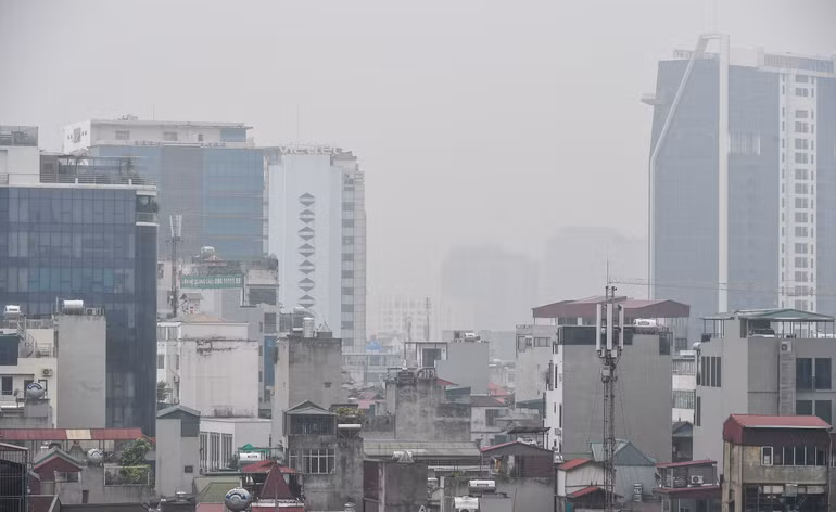 Vào thời điểm sau 9 giờ sáng, bầu trời Hà Nội vẫn còn mù sương.