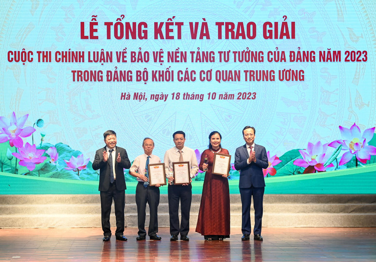 Phó Bí thư Thường trực Đảng ủy Khối các cơ quan Trung ương Lại Xuân Lâm và Phó Tổng Biên tập Báo Nhân Dân Quế Đình Nguyên trao thưởng cho tác giả “Người nước ngoài có tác phẩm dự thi chất lượng”, “Tác phẩm có tính lý luận, nghiên cứu chuyên sâu”, “Tác phẩm có hình thức trình bày sáng tạo”. (Ảnh: Duy Linh)