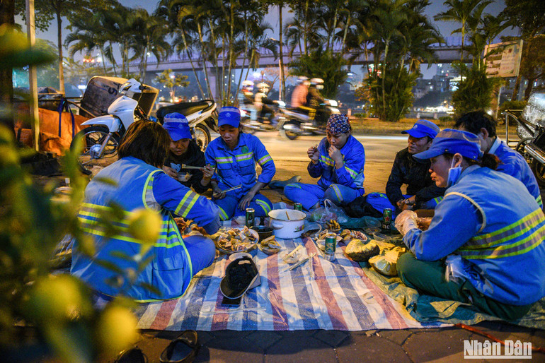 Bữa Tất niên chào năm cũ ngay trên phố đông.