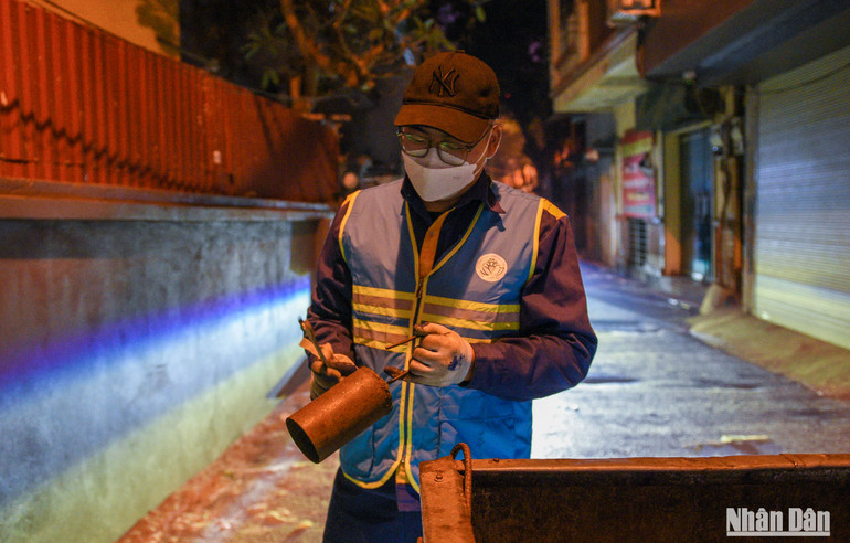 Rất nhiều công nhân môi trường chấp nhận xa quê, không được sum vầy cùng gia đình trong dịp Tết để ở lại giữ Hà Nội xanh.