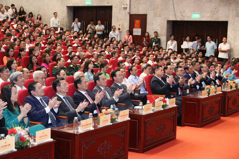 Các đồng chí lãnh đạo Đảng, Nhà nước tham dự Lễ trao giải. (Ảnh: THÀNH ĐẠT)