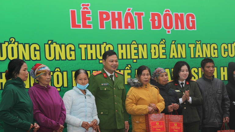 Đại diện C05 trao quà cho các gia đình có hoàn cảnh khó khăn tại địa phương. Đại diện C05 trao quà cho các gia đình có hoàn cảnh khó khăn tại địa phương.