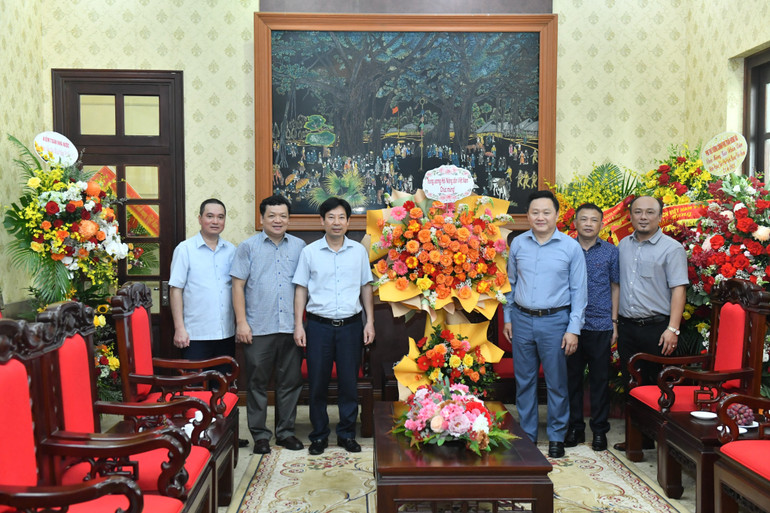 Đoàn đại biểu Trung ương Hội Nông dân Việt Nam chúc mừng Báo Nhân Dân. (Ảnh: ĐĂNG KHOA)