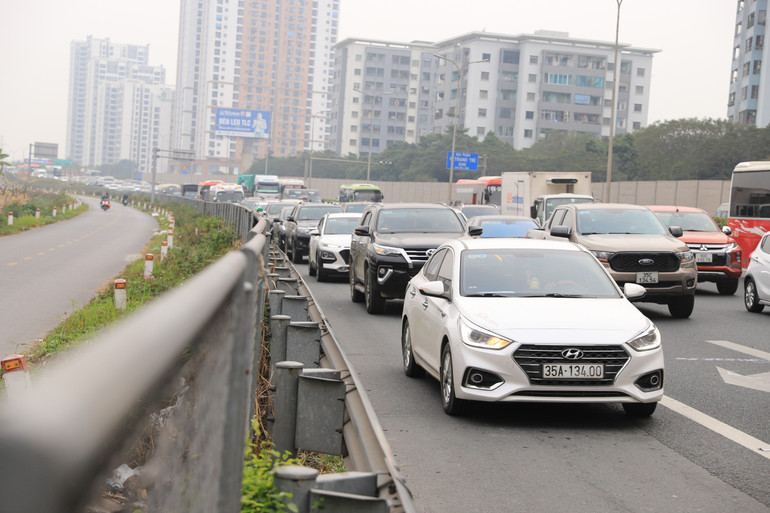 Dòng phương tiện nối đuôi nhau vào Thủ đô.