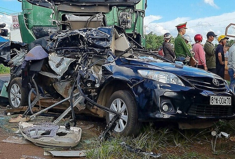 Hiện trường vụ tai nạn làm 3 thành viên của Câu lạc bộ Hoàng Anh Gia Lai tử nạn. Hiện trường vụ tai nạn làm 3 thành viên của Câu lạc bộ Hoàng Anh Gia Lai tử nạn.