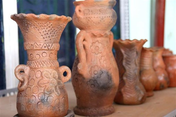 Sản phẩm gốm Chăm của làng gốm Bình Đức được làm hoàn bằng thủ công, nên mỗi sản phẩm đều mang nét đặc trưng riêng. (Ảnh: Nguyễn Thanh/TTXVN)
