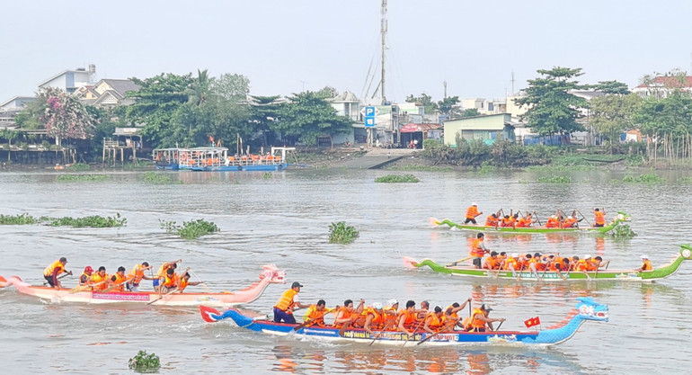 Các đội thuyền thi đấu sôi nổi.